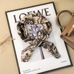 Charger l'image dans la visionneuse de galerie, Foulard Soleil Vintage Carré Élégance Mystique 70x70