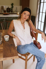 Charger l'image dans la visionneuse de galerie, Pull sans manches orné de détails en dentelle