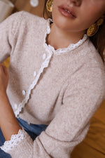 Charger l'image dans la visionneuse de galerie, Cardigan orné de dentelle autour du col