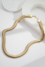 Charger l'image dans la visionneuse de galerie, Collier Serpentin Doré Souple Élégance Moderne Flexible