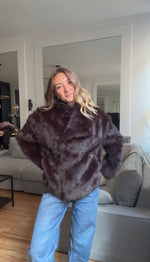 Charger l&#39;image dans la visionneuse de galerie, Veste en fausse fourrure gros col
