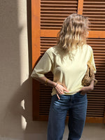 Charger l&#39;image dans la visionneuse de galerie, T-shirt classique boska jaune
