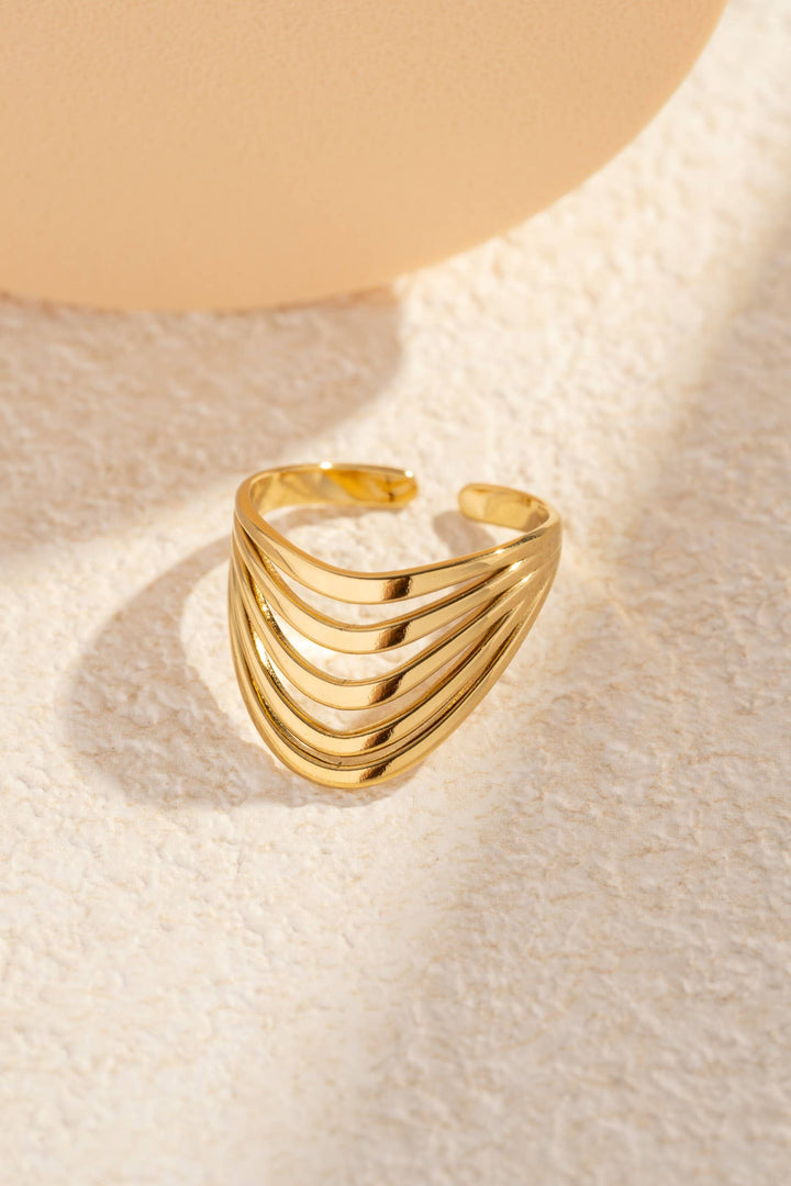 Bague Dorée Architecture Moderne Sculpturale Élégante