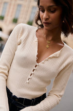 Charger l&#39;image dans la visionneuse de galerie, Pull en laine et coton avec patte de boutonnage beige

