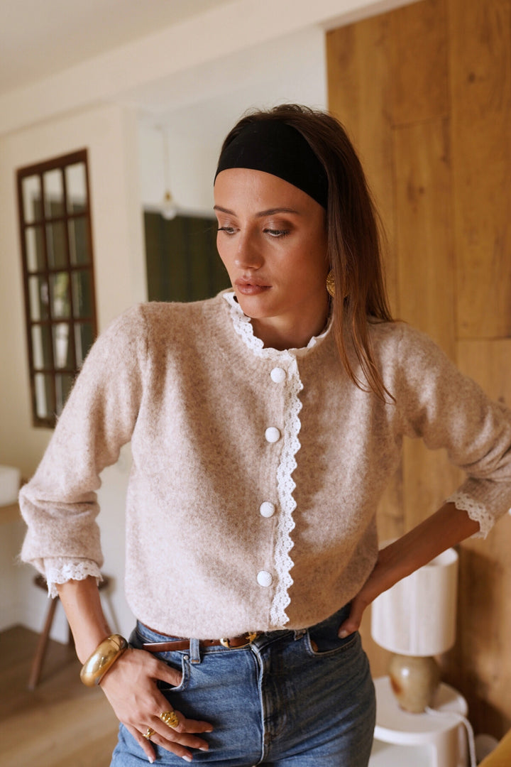 Cardigan orné de dentelle autour du col