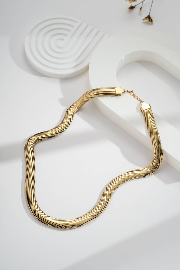 Collier Serpentin Doré Souple Élégance Moderne Flexible